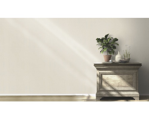 Dekoratives Sideboard mit Pflanzen und Vasen für das Wohnzimmer