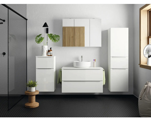 Modernes Badezimmer mit Waschtisch, Spiegelschrank und Hochschrank in Weiß und Holzoptik