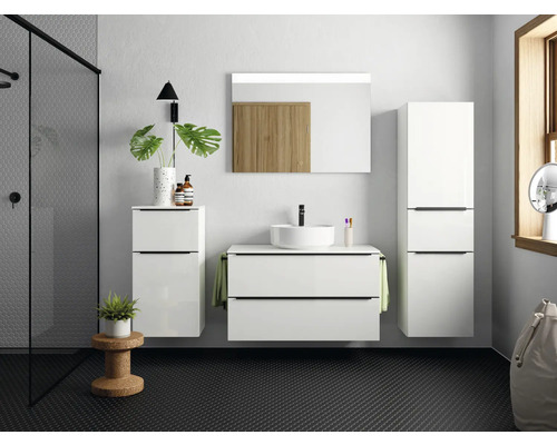 Modernes Badezimmer mit Waschtisch, Spiegelschrank und Hochschrank in Weiß