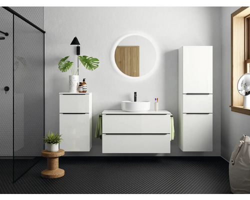 Modernes Badezimmer mit weißen Waschtischunterschränken, Spiegel und Dusche