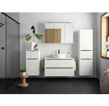 Modernes Badezimmer mit Waschbeckenunterschrank, Spiegelschrank und Hochschrank in Weiß