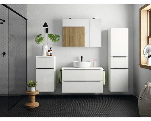 Modernes Badezimmer mit Waschbeckenunterschrank, Spiegelschrank und Hochschrank in Weiß