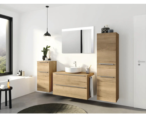 Badezimmer mit Waschtisch, Spiegel, Hochschrank und Hängeschrank in Holzoptik.