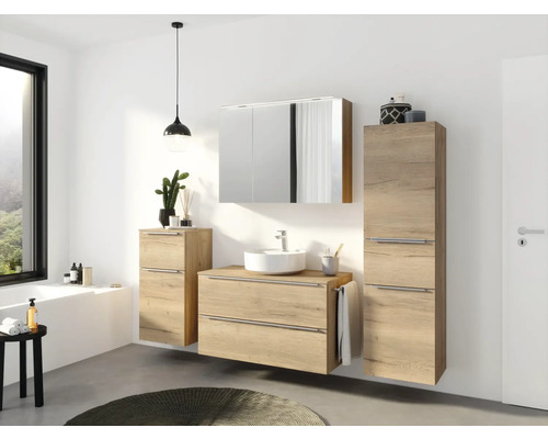 Badezimmer mit Waschtisch, Spiegelschrank und Hochschrank in Holzoptik