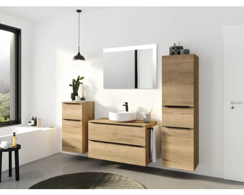 Badezimmer mit Waschtisch, Spiegelschrank und Hochschrank in Holzoptik