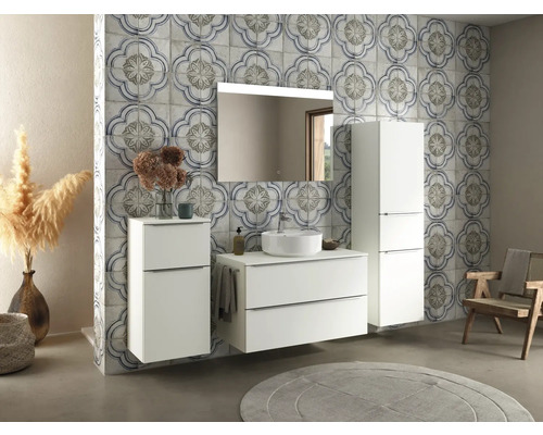 Badezimmer mit weißen Möbeln, Spiegel und dekorativen Fliesen