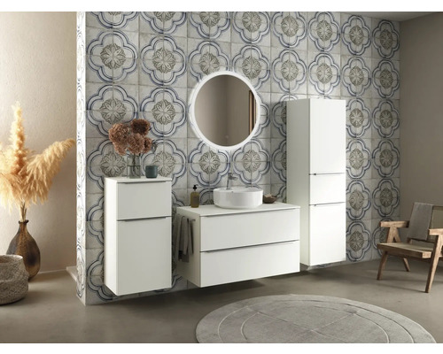 Modernes Badezimmer mit Waschbecken, Spiegel, Unterschrank und Fliesenwand