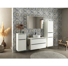 Modernes Badezimmer mit weißen Badmöbeln, Spiegelschrank, Waschbecken und gemusterten Fliesen