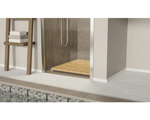 Duschkabine mit Holzrost und Handtuchleiter mit Textilien