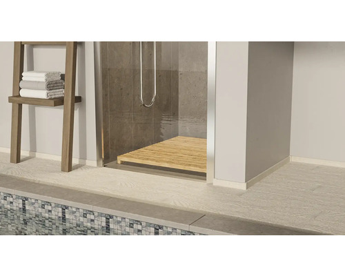 Duschbereich mit Holzrost, Handtuchleiter und Mosaikfliesen