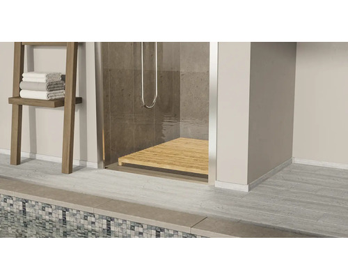 Duschkabine mit Holzboden und Handtuchleiter im Badezimmer