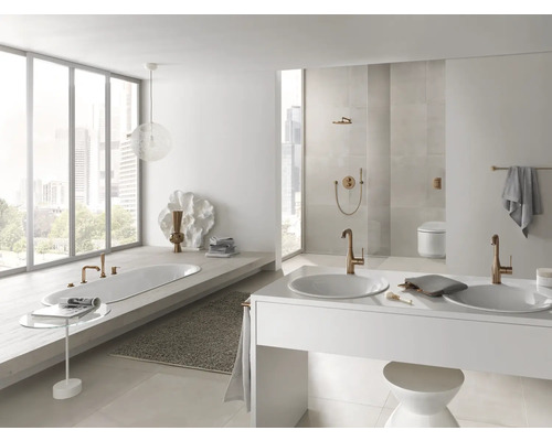 Helles Badezimmer mit Badewanne, Doppelwaschtisch und Armaturen