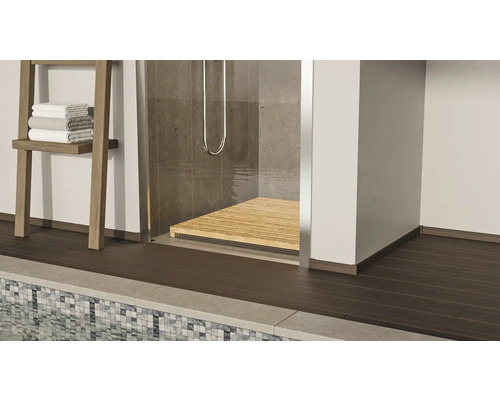 Badezimmer mit Dusche, Holzrost und Handtuchleiter