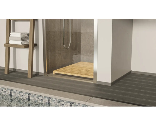 Badezimmer mit Dusche, Holzrost und Handtuchleiter