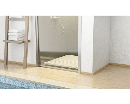 Badezimmeransicht mit Dusche, Holzregal und Handtüchern