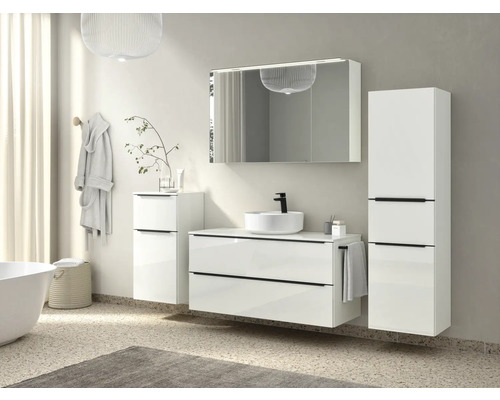 Modernes Badezimmer mit Waschbecken, Spiegel, Unterschrank und Hochschrank in Weiß