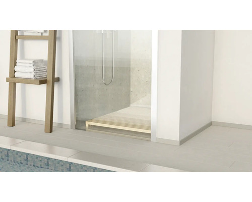 Badezimmer mit Dusche, Handtuchleiter und gefliestem Boden