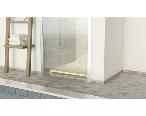 Badezimmer mit Dusche, Handtuchleiter und Fliesen