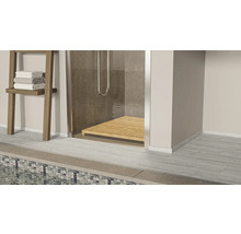 Badezimmer mit Dusche, Holzrost und Handtuchhalter