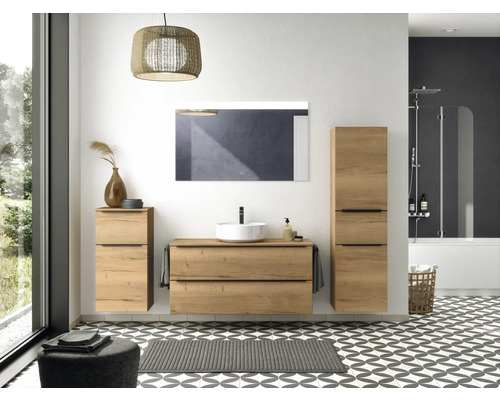 Helles Badezimmer mit Waschtisch, Spiegel, Hochschrank, Badewanne und gemustertem Boden