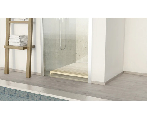 Badezimmer Szene mit Dusche, Handtuchregal und Handtüchern.