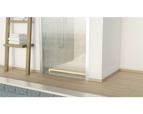 Badezimmer mit Dusche, Duschmatte und Handtuchhalter