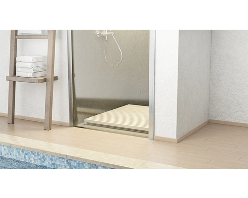 Badezimmer mit Dusche, Holzregal mit Handtüchern und Fliesenboden