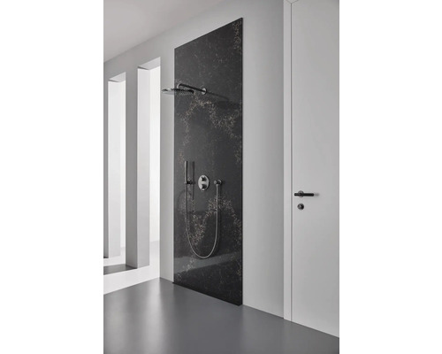 Badezimmer mit Duschpaneel inklusive Duschkopf und Handbrause