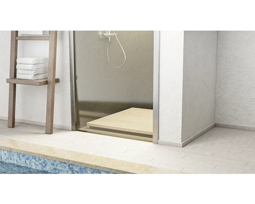 Badezimmer mit Dusche, Holzregal und Handtüchern