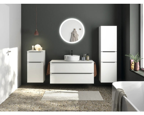 Helles Badezimmer mit Waschtisch, Spiegelschrank, Hochschrank und Badewanne