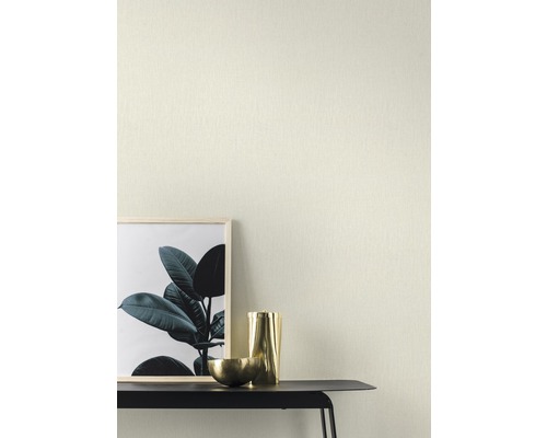 Helle Vliestapete im Wohnraum mit Dekoration