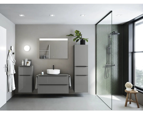 Modernes Badezimmer mit Waschbecken, Spiegel, Schrank, Dusche und Hockern