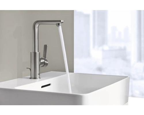 Waschtischarmatur mit Wasserhahn in einem modernen Badezimmer.