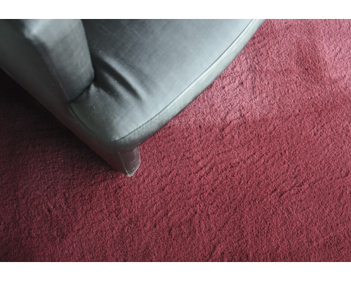 Detailansicht eines Teppichs unter einem Möbelstück