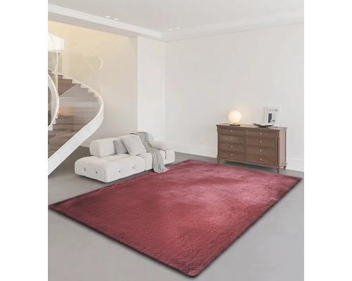 Wohnzimmer mit weichem Teppich, Sofa und Kommode