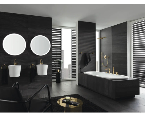 Badezimmer mit zwei Waschbecken, zwei Spiegeln, Badewanne und Armaturen