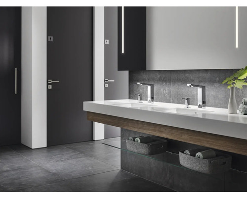 Modernes Badezimmer mit Doppelwaschtisch, Armaturen und Türen mit Piktogrammen