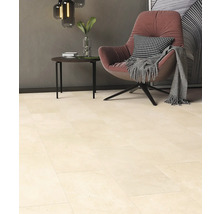 Beige Bodenfliesen in einem Wohnzimmer mit Sessel und Beistelltisch.