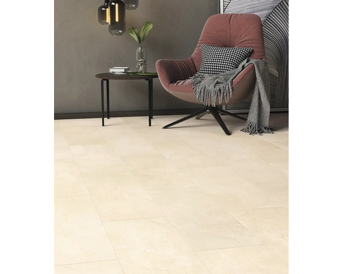 Beige Bodenfliesen in einem Wohnzimmer mit Sessel und Beistelltisch.