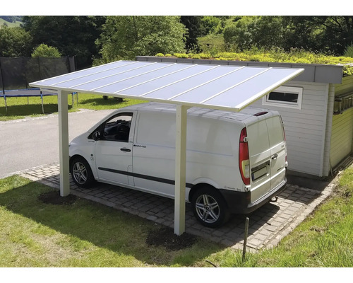 PKW-Stellplatz mit transparentem Dach und weissem Rahmen