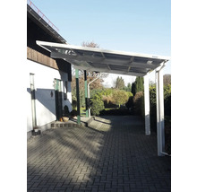 Carport aus Aluminium mit Polycarbonatplatten vor einem Haus