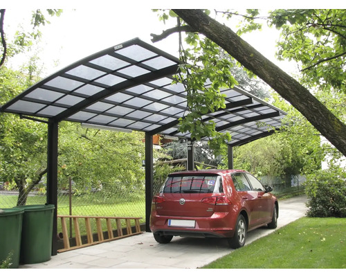 Ein Carport mit einem darunter geparkten Auto in einem Garten.