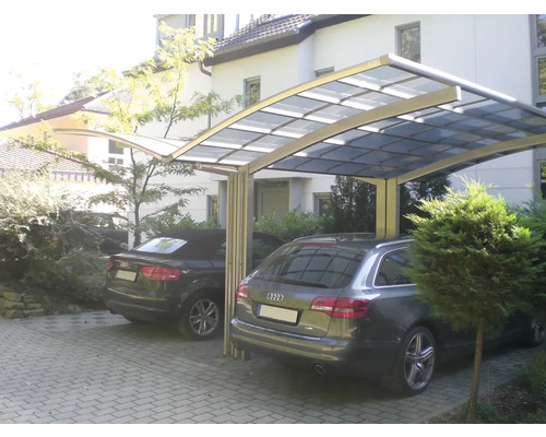Carport mit zwei geparkten Autos