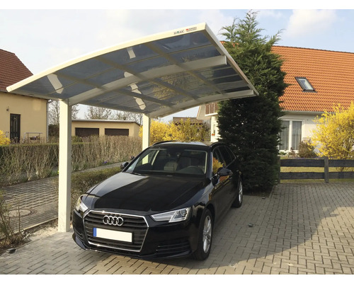 Auto unter einem Carport auf einer gepflasterten Auffahrt
