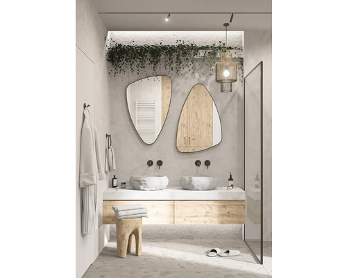 Modernes Badezimmer mit Doppelwaschtisch, zwei Spiegeln und Holzdetails.