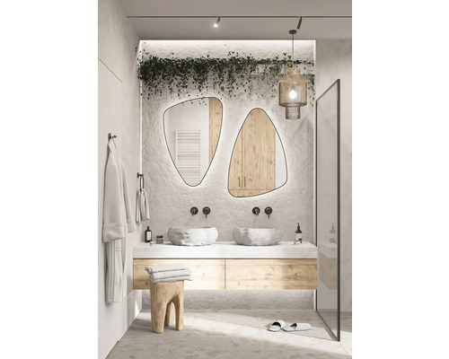 Badezimmer mit Doppelwaschbecken, Spiegeln mit Hintergrundbeleuchtung und hängenden Pflanzen