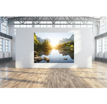 Raum mit einem Landschaftsbild an der Wand, das einen See und Berge zeigt
