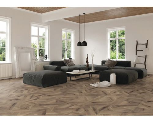 Helles Wohnzimmer mit Sofa, Fenstern und Holzboden