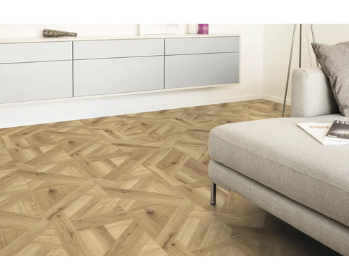 Wohnzimmer mit hellbraunem Parkettboden im geometrischen Muster, heller Couch und weißen Hängeschränken