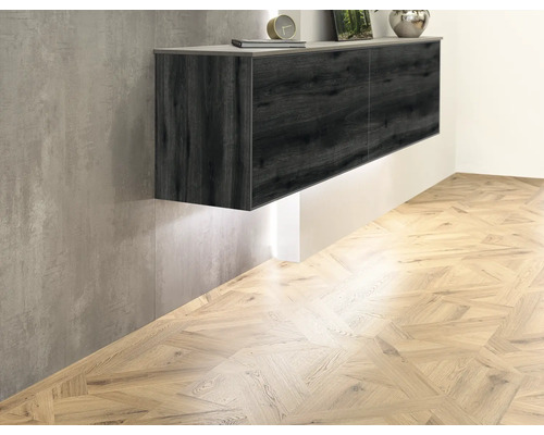 Hängeschrank mit Holzstruktur im modernen Wohnraum